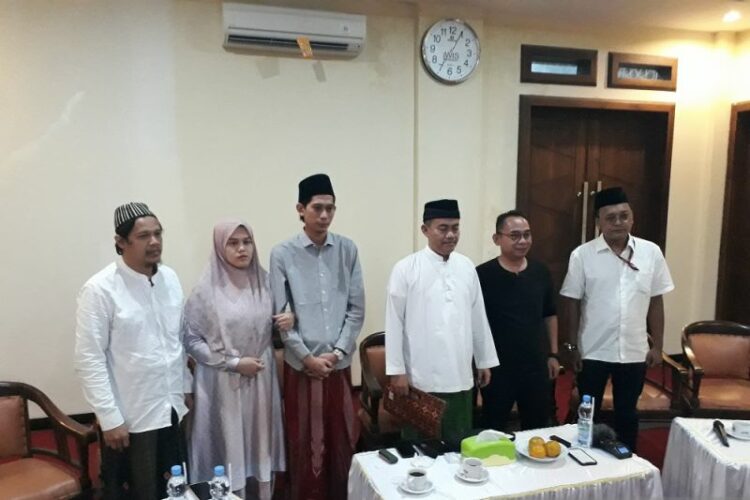 Pegiat media sosial Eko Kuntadhi mendatangi Pondok Pesantren Lirboyo, Kota Kediri, Jawa Timur, Kamis (15/9/2022), meminta maaf secara langsung kepada Ning Imaz Fatimatuz Zahra, dzurriyah dari Ponpes Lirboyo atas tulisannya yang berisi cacian di media sosi